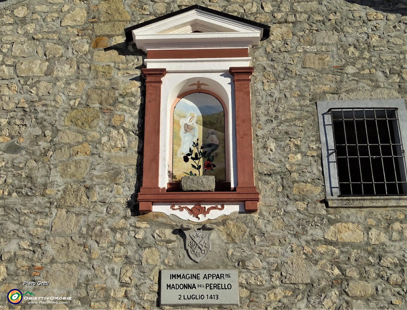 08 Santuario del Perello poco distante da qui... ce lo ricorda questa nicchia votiva !.JPG